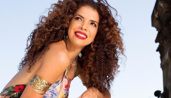 Com grandes sucessos, Vanessa da Mata comemora 20 anos de carreira